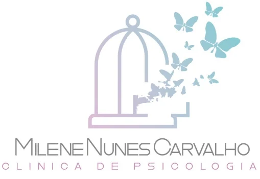 uma gaiola em degrade de rosa e azul, com a porta aberta e diversas borboletas azuis saindo dela, sobre o nome milene nunes carvalho, em caixa alta, sobre clínica de psicologia, também em caixa alta